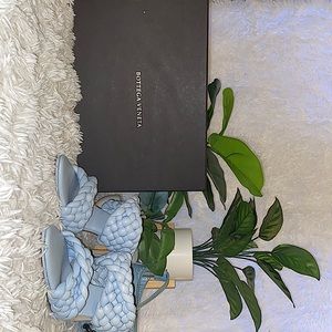 This is a BLUE RUBBER/LEATHER SANDAL PADDED INTRECCIO NAPPA ICE SH.  SIZE 10/41.